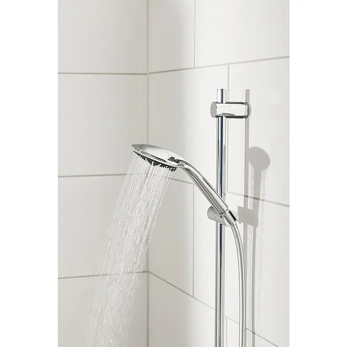 Grohe Vitalio Joy Handbrause - Anzahl Funktionen: 2 Stk., Chrom - Wasser fließt aus einem modernen, verchromten Duschkopf, der an einer Stange in einer gefliesten Dusche befestigt ist.