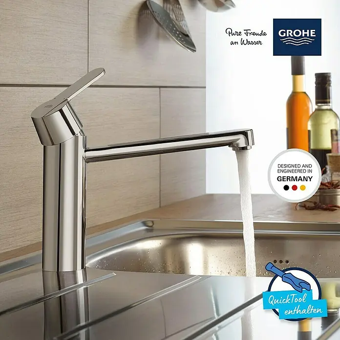 Grohe QuickFix Spültischarmatur Get - Chrom, Glänzend - Nahaufnahme einer GROHE Küchenarmatur mit fließendem Wasser, die hochwertige Qualität und Funktionalität vereint.