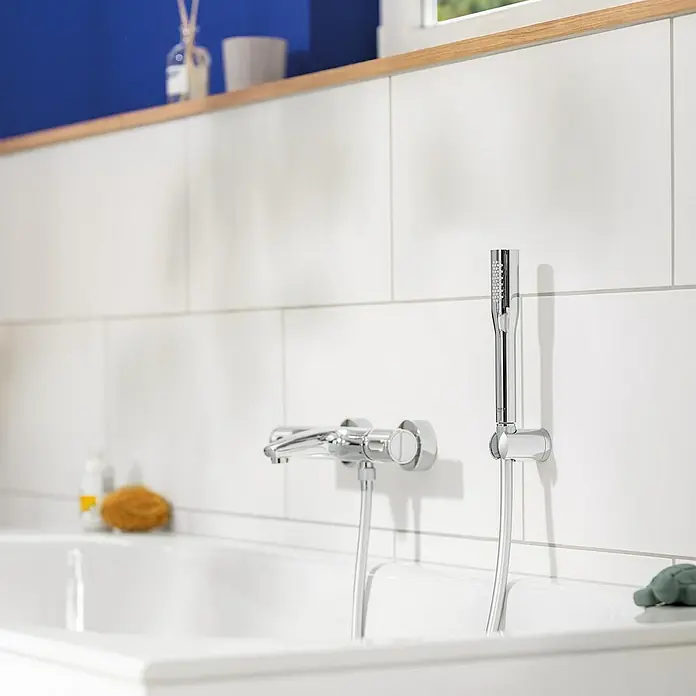 Grohe Handbrause Vitalio Get - Anzahl Funktionen: 1 Stk., Chrom - Nahaufnahme einer modernen Badewannenarmatur mit Handbrause, die das elegante Design und die Funktionalität hervorhebt.