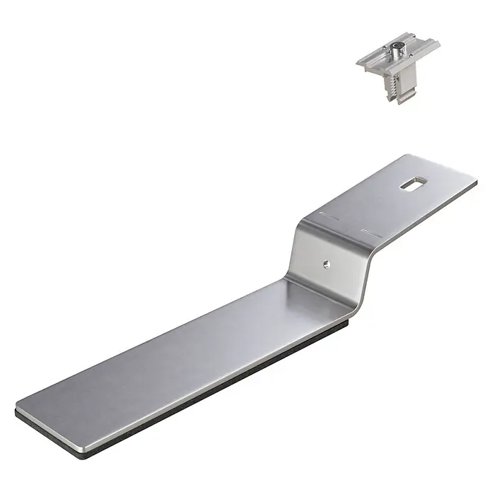 Solavento Mittelklemme - Aluminium, Geeignet für: Flachdach - Zwei silberne Metall-Montagekomponenten: ein gebogener Halter mit schwarzer Polsterung und eine kleine Modulklemme.