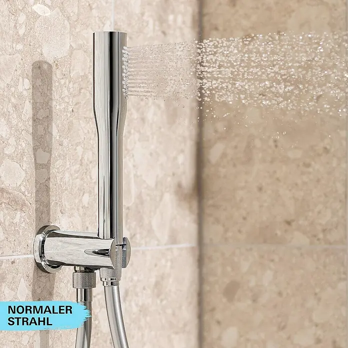 Grohe Handbrause Vitalio Get - Anzahl Funktionen: 1 Stk., Chrom - Nahaufnahme eines modernen Duschkopfes aus Chrom, der einen gleichmäßigen Wasserstrahl abgibt, montiert an einer beige gefliesten Wand.