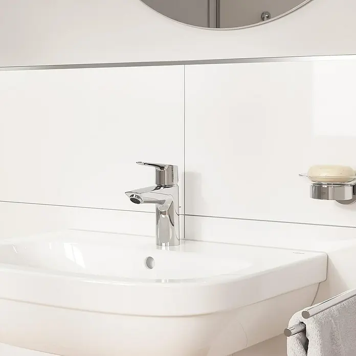 Grohe QuickFix Grifo de lavabo - Cromo, Brillante - Lavabo de cerámica blanca con grifo cromado, jabonera y toalla gris.