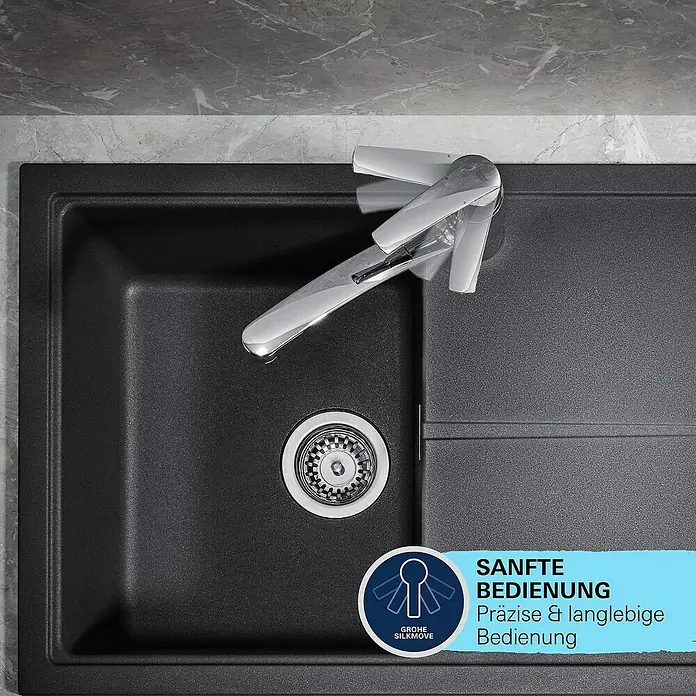 Grohe QuickFix Spültischarmatur Start - Ausladung Armatur: 227 mm, Chrom, Schwenkbereich: 140 ° - Eine Spüle in elegantem Schwarz mit einer glänzenden Armatur, die Funktionalität und Design vereint.