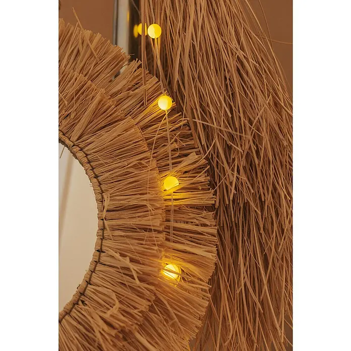 New Garden Lámpara decorativa solar Griselda - Para exterior, 10 cm, Blanco cálido - Primer plano de un espejo de paja, adornado con luces que brillan cálidamente, creando un ambiente acogedor y natural.\n