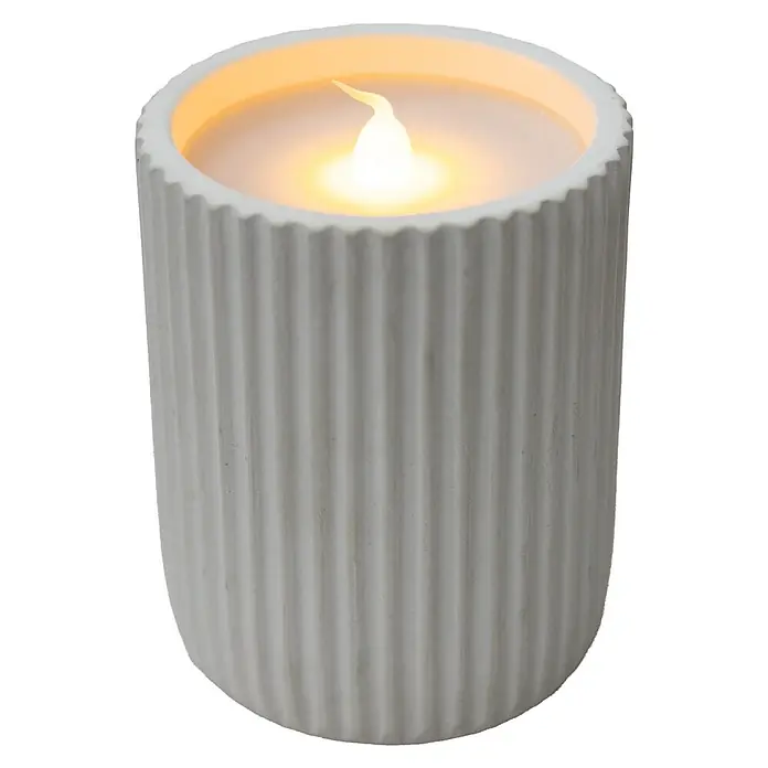 New Garden Vela LED para exteriores Dolo - 10 cm, Blanco - Primer plano de una vela LED blanca acanalada en un portavelas decorativo, que emite un brillo cálido y acogedor.