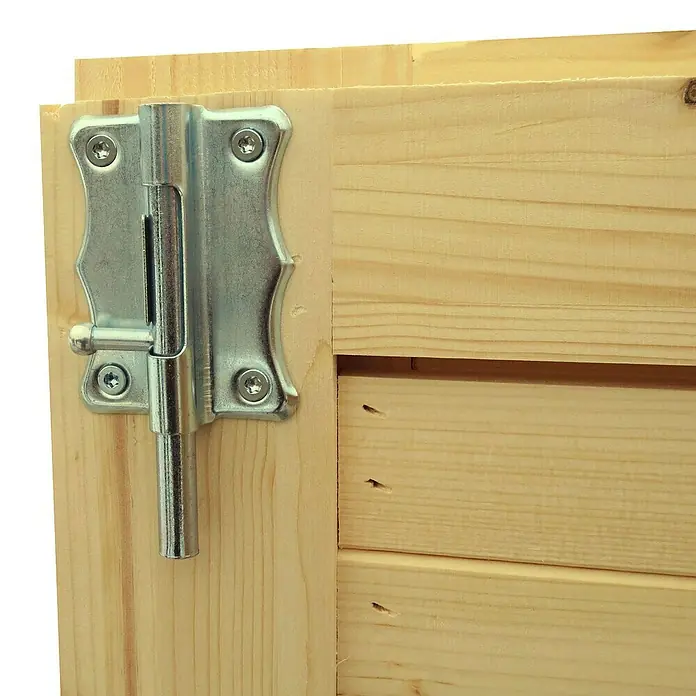 Bertilo Gartenhaus Melrose - Außenmaß inkl. Dachüberstand (B x T): 246 x 214 cm, Holz - Nahaufnahme eines Riegels aus Metall, der an einer Holzkiste oder einem Schrank befestigt ist und für zusätzliche Sicherheit sorgt.