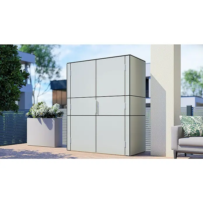 Bertilo Gartenschrank HPL Terrace - Außenmaß inkl. Dachüberstand (B x T): 75 x 155 cm, Holz, Silbergrau, Firsthöhe: 193 cm - Das Bild zeigt eine moderne, graue Mülltonnenbox im Außenbereich, die sich durch ihr schlichtes und elegantes Design auszeichnet.
