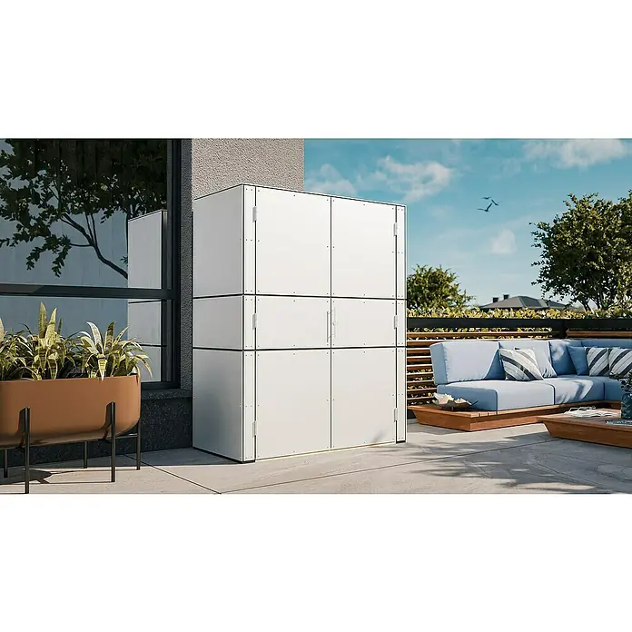 Bertilo Gartenschrank HPL Terrace - Außenmaß inkl. Dachüberstand (B x T): 75 x 155 cm, Holz, Weiß, Firsthöhe: 193 cm - Drei übereinander gestapelte weiße Outdoor-Lagerboxen bieten stilvollen Stauraum auf einer Terrasse mit blauen Sofas.