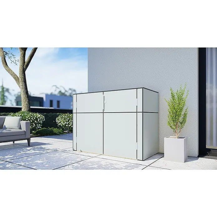 Bertilo Gartenschrank HPL Terrace - Außenmaß inkl. Dachüberstand (B x T): 75 x 155 cm, Holz, Silbergrau - Das Bild zeigt eine moderne, weiße Gartentruhe auf einer Terrasse, ideal zur Aufbewahrung von Outdoor-Zubehör.