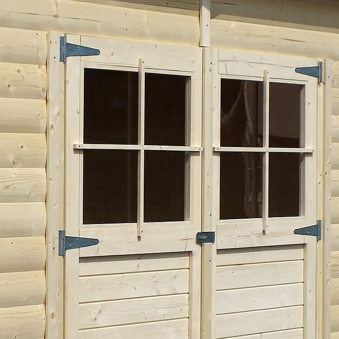 Bertilo Gerätehaus Alster - Außenmaß inkl. Dachüberstand (B x T): 139 x 251 cm, Holz - Nahaufnahme von Doppeltüren mit Fensterabschnitten und Beschlägen an einem Holzgebäude.