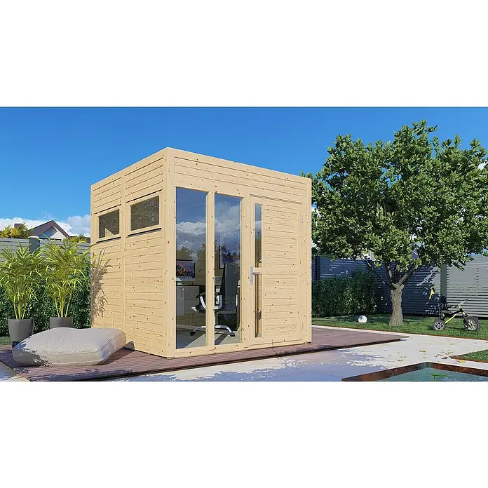 Bertilo Gartenhaus Cubus 2 Office - Außenmaß inkl. Dachüberstand (B x T): 240 x 226 cm, Holz, Naturbelassen - Ein modernes Gartenbüro mit großen Fenstern und Holzwänden, umgeben von Grünpflanzen und einem Sitzkissen. Der perfekte Rückzugsort!
