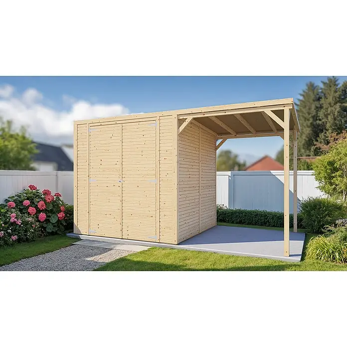 Bertilo Gerätehaus Box 3 mit Anbau - Außenmaß inkl. Dachüberstand (B x T): 212 x 207 cm, Holz, Naturbelassen - Ein helles Holzgartenhaus mit einem kleinen Unterstand davor, umgeben von Grünflächen und Blumen.