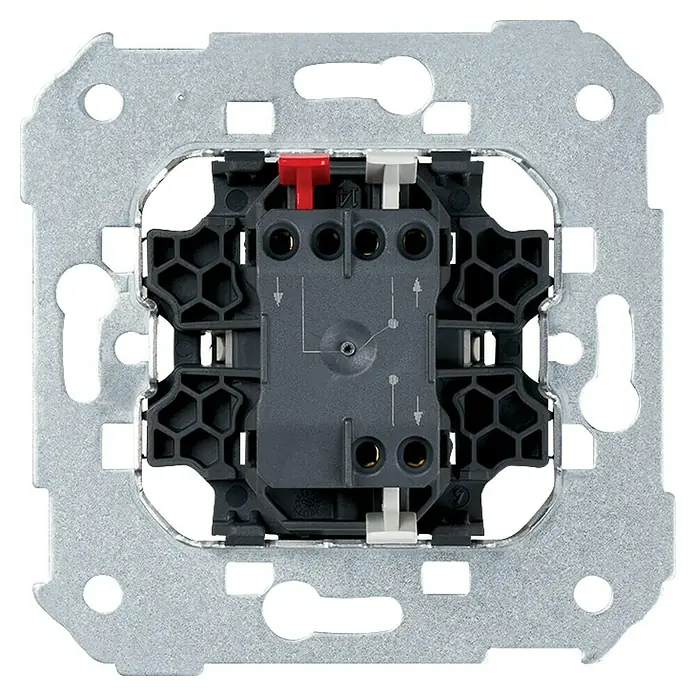 Simon 75 Mecanismo de conmutador - Instalación empotrada - Primer plano de un interruptor empotrado con una superficie gris con patrón hexagonal y un botón rojo, montado sobre una placa metálica plateada.