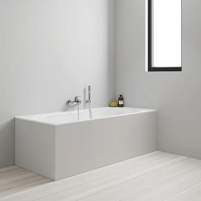 Grohe Eurosmart Cosmopolitan Badewannenarmatur - Ausladung Armatur: 163 mm, Chrom, Glänzend - Weiße rechteckige Einbaubadewanne mit hellgrauer Verkleidung und Chromarmaturen in einem modernen Badezimmer.