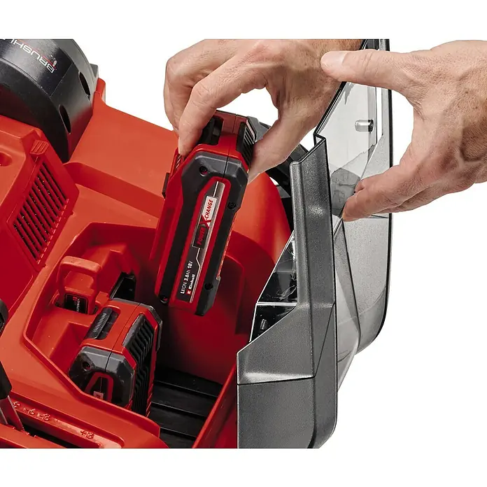 Einhell Power X-Change 18V Akku-Vertikutierer-Lüfter GE-SA 36/35 - Anzahl Akkus: Ohne Akku, 36 V, Arbeitsbreite: 35 cm - Nahaufnahme eines Einhell Akkus, der in ein Werkzeug eingesetzt wird. Der Fokus liegt auf dem roten Einhell Akku und dem Gerät.