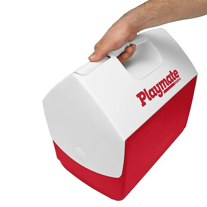 Igloo Kühlbox - 15 l, L x B x H: 40,3 x 25,9 x 37,8 cm, Rot/Weiß - Tragbare rote und weiße Igloo Playmate Kühlbox, die von einer Person gehalten wird, ideal für Picknicks und Ausflüge.