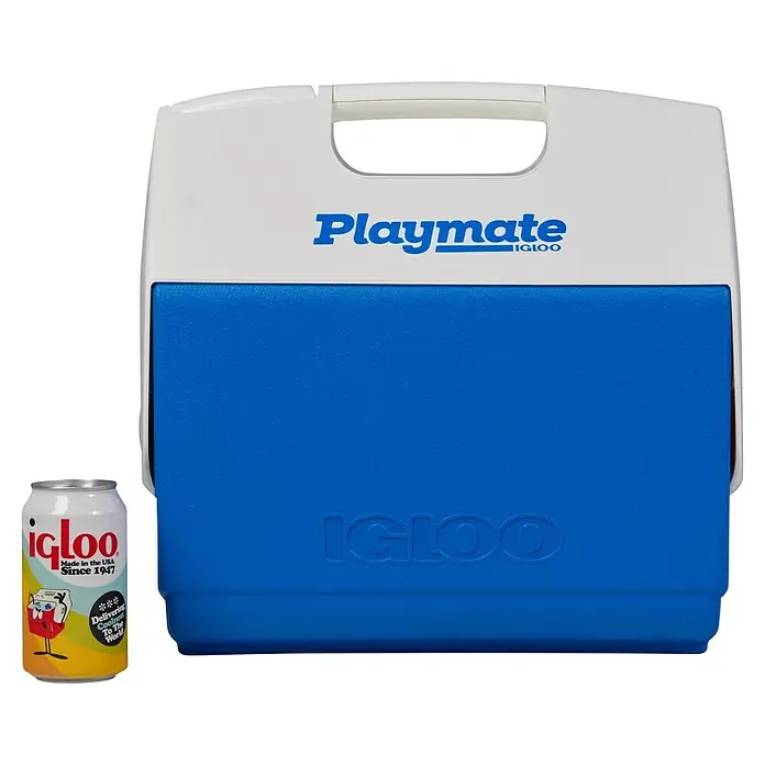 Igloo Kühlbox - 15 l, L x B x H: 40,3 x 25,9 x 37,8 cm, Blau/Weiß - Eine Igloo Playmate Kühlbox in Blau und Weiß, ideal für unterwegs, neben einer Igloo Getränkedose.