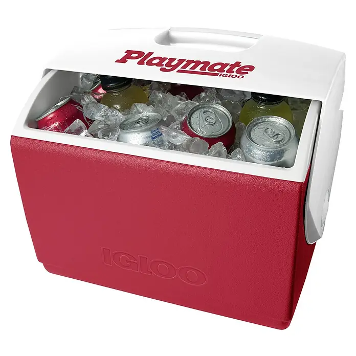 Igloo Kühlbox - 15 l, L x B x H: 40,3 x 25,9 x 37,8 cm, Rot/Weiß - Ein roter Igloo Playmate Kühler, gefüllt mit Eis und Getränkedosen, ideal für unterwegs und zum Frischhalten von Speisen und Getränken.