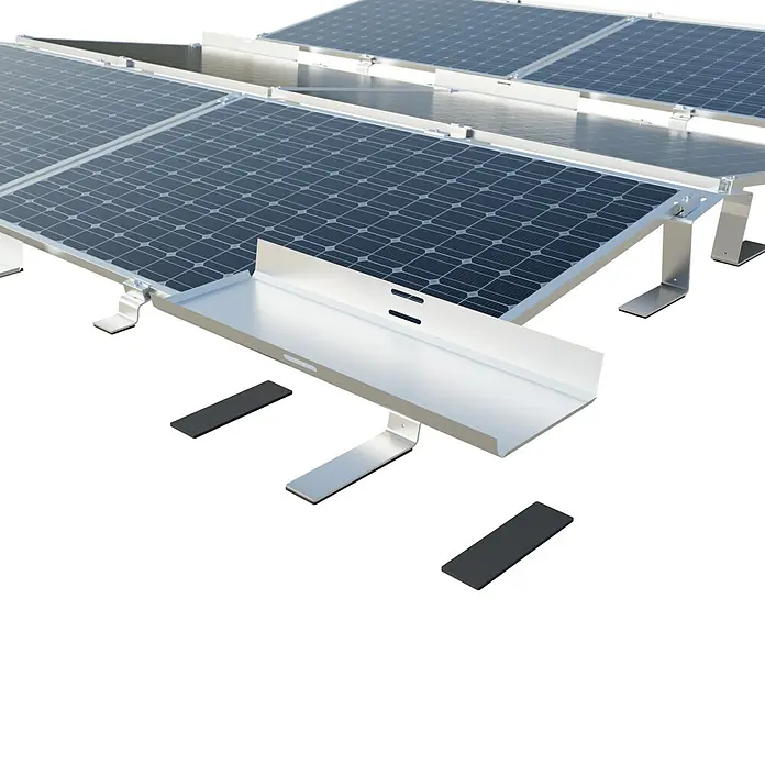 Solavento Ballastschale - Länge: 84 cm, Geeignet für: Flachdach - Photovoltaik-Module mit silbernem Aluminium-Montagesystem und schwarzen Pads.