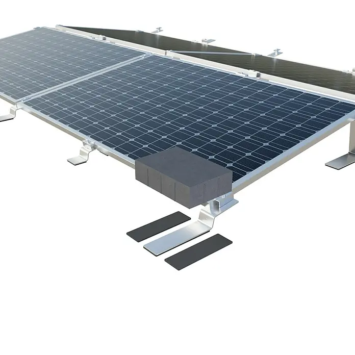 Solavento Befestigungs-Set - Passend für: 6 Solarmodule (2x3), Witterungsbeständig, Geeignet für: Flachdach, Gesamtstückzahl: 46 Stk. - Dunkle Solarmodule auf silberner Montagehalterung mit grauem Ballaststein und schwarzen Schutzpads.