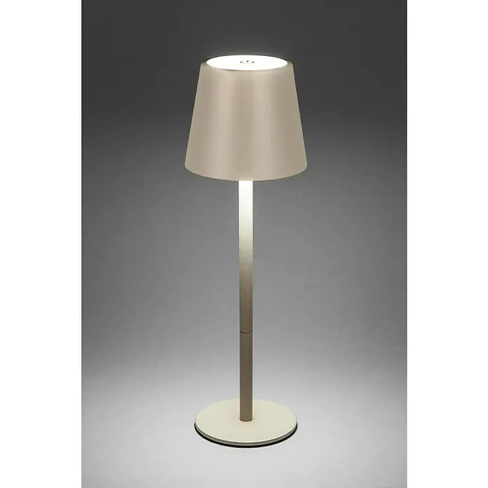 Starlux Paola Akku-Tischleuchte - 3 Stk., 1,6 W, L x B x H: 8,6 x 8,6 x 27 cm, Warmweiß, Sand - Elegante Stehlampe mit cremefarbenem Schirm und schlankem Design. Die Lampe spendet ein warmes, einladendes Licht und passt perfekt in moderne Räume.