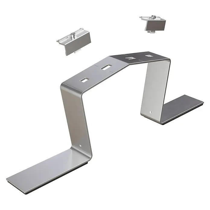 Solavento Endklemme - Aluminium, Geeignet für: Flachdach - Set aus gebürsteten Metall-Montagehalterungen und Klemmen mit Schrauben, darunter eine große Z-förmige Stütze mit Aussparungen.