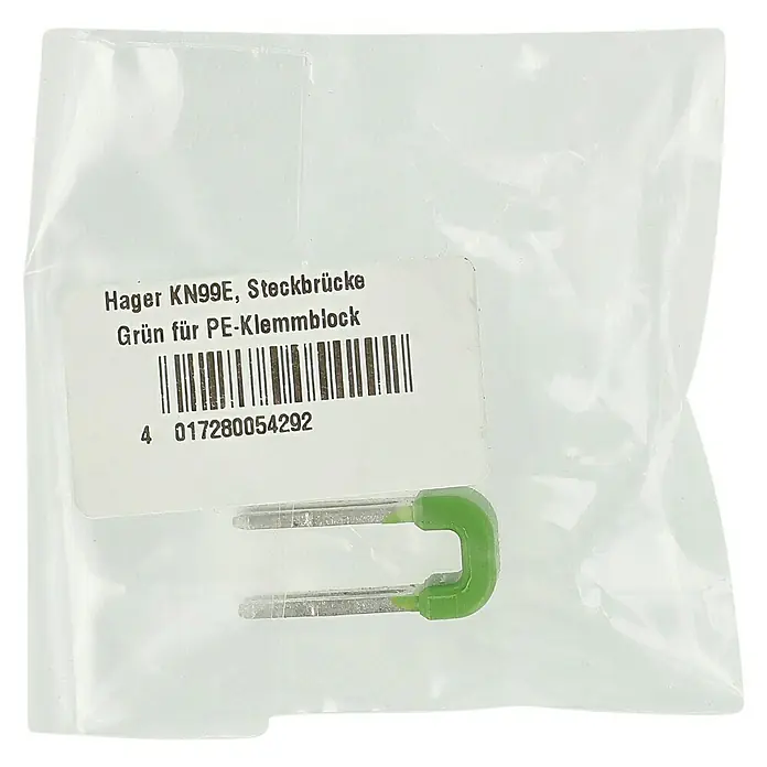 Hager PE-Steckbrücke - Grün/Gelb - Nahaufnahme einer grünen Hager KN99E Steckbrücke für PE-Klemmblöcke in einer transparenten Verpackung, ideal für Elektroinstallationen.