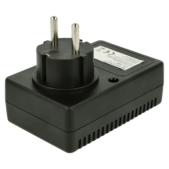 UniTEC Einschaltstrombegrenzer - 16 A, 250 V - Nahaufnahme eines schwarzen Stromadapters mit einem europäischen Stecker. Das Gerät hat ein kompaktes Design und Kühlrippen.