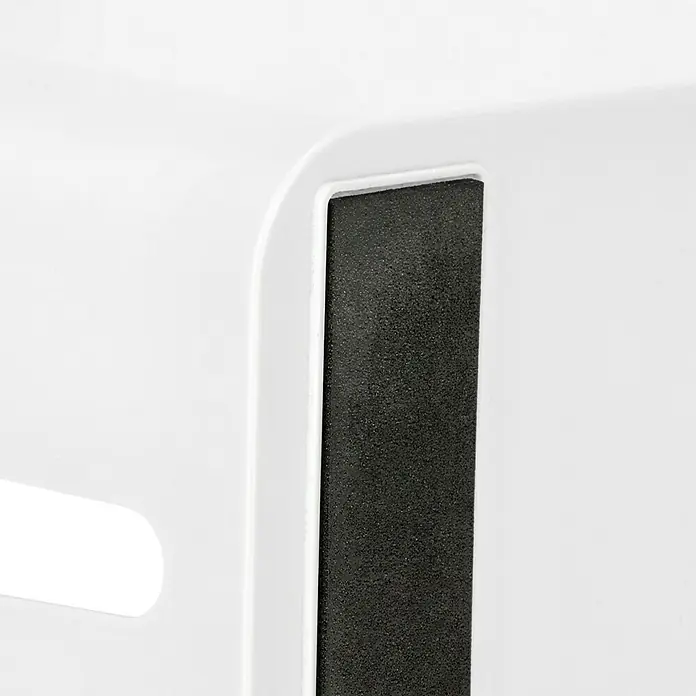 Hama Kabelbox Maxi - Weiß, L x B x H: 40,6 x 15,6 x 13,5 cm - Detailaufnahme eines weißen Produkts mit einer rechteckigen, schwarzen Aussparung, die eine moderne Ästhetik betont.