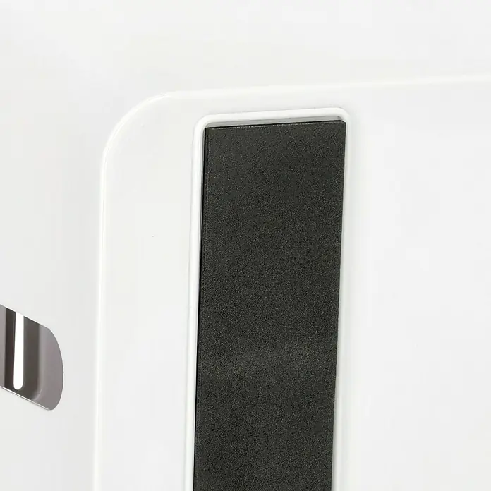 Hama Kabelbox Maxi mit Kabelführung im Deckel - Weiß - Detailansicht einer weißen Oberfläche mit einer eingelassenen schwarzen Gummimatte. Ideal für den Einsatz als Trittfläche oder zur Dämpfung von Vibrationen.