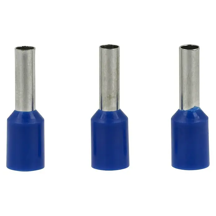 Voltomat Aderendhülse - 2,5 mm² x 8 mm, 100 Stk. - Nahaufnahme von drei blauen Aderendhülsen mit Metallhülsen, die für elektrische Installationen verwendet werden.