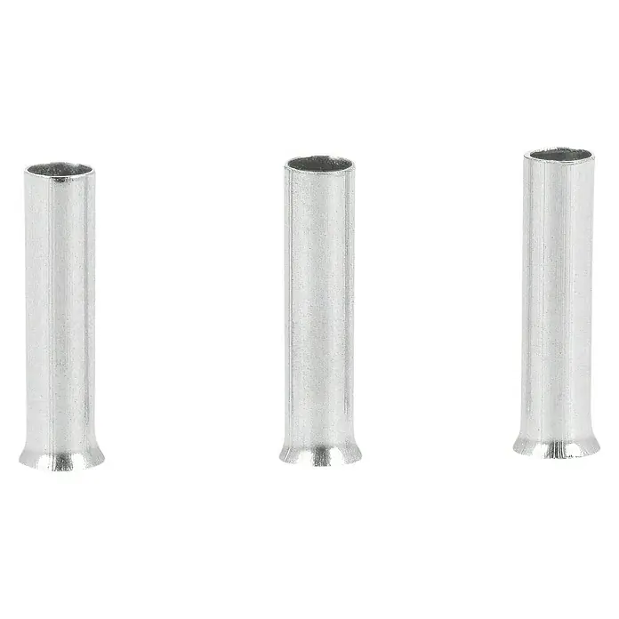 BAUHAUS Aderendhülse - 1,5 mm² x 8 mm, 100 Stk. - Nahaufnahme von drei silbernen Kabelschuhen. Ideal für elektrische Verbindungen, präzise gefertigt und robust für zuverlässige Anwendungen.