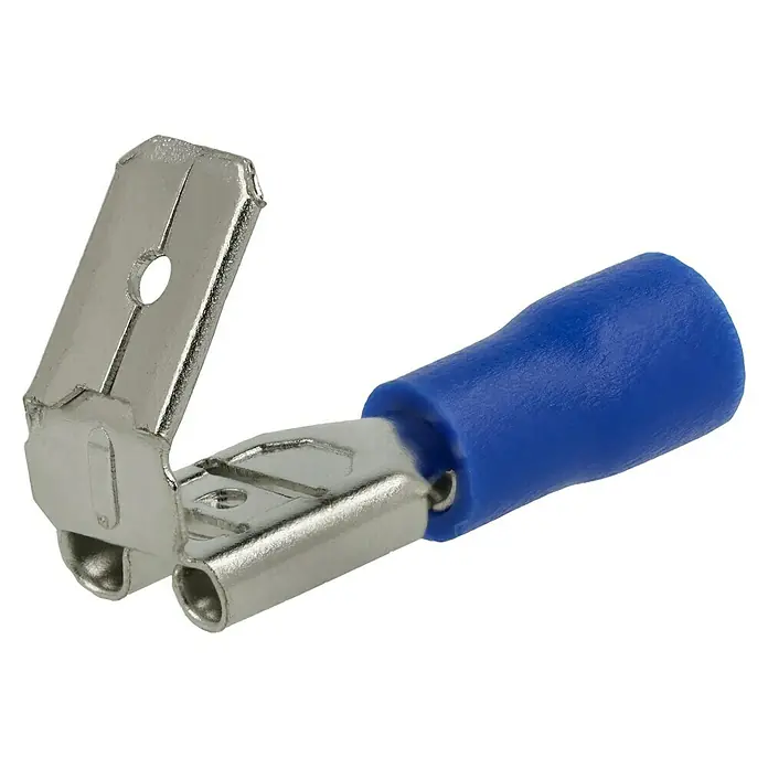 BAUHAUS Flachstecker - 10 x Flachstecker 1,5mm² rot, 10 x Flachstecker 2,5mm² blau - Nahaufnahme eines isolierten blauen Flachsteckverbinders aus Metall für elektrische Verbindungen.