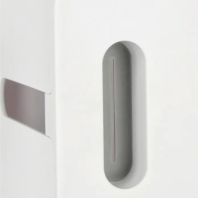 Hama Kabelbox Maxi mit Kabelführung im Deckel - Weiß - Detailaufnahme eines weißen Seifenspenders mit einem schmalen Sichtfenster zur Füllstandskontrolle und seitlicher Öffnung.