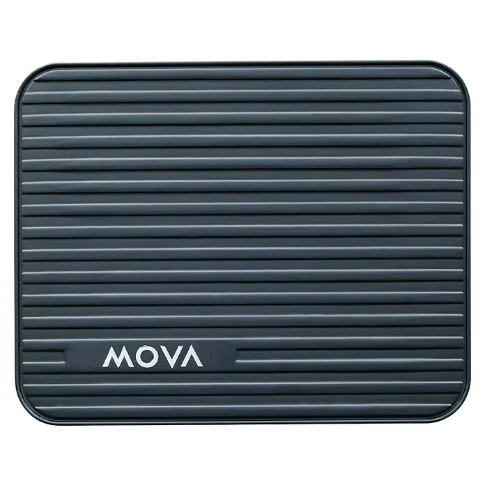 Mova Connectivity-Modul für Mähroboter - Mova Mähroboter 1000, 600 und 600 Kit - Nahaufnahme der MOVA-Spülmatte mit horizontalen Rillen und dem MOVA-Logo. Ideal zum Trocknen von Geschirr und als Arbeitsfläche.