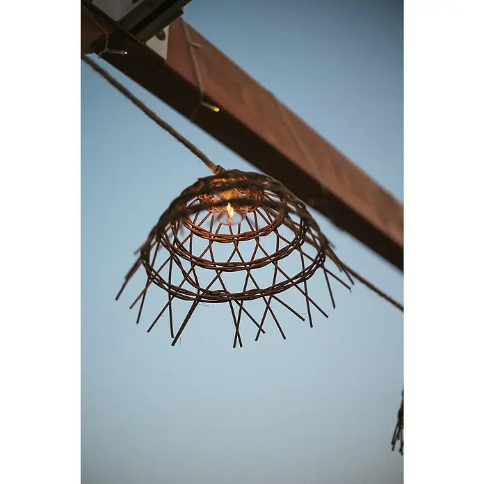 New Garden Lámpara decorativa solar y barra decorativa Alma - Marrón, Redonda, 10 ud. - Una lámpara decorativa colgante con un diseño intrincado de mimbre, que emite un brillo cálido para crear un ambiente acogedor.
