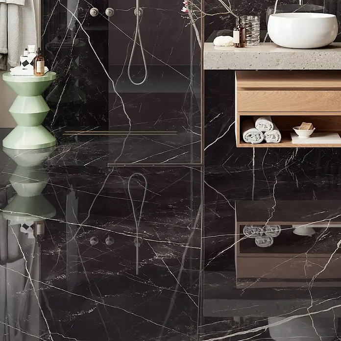 Corso Italia Feinsteinzeugfliese Calacatta - 120 x 278 cm, Schwarz, Glänzend - Polierte schwarze Marmor-Look-Fliesen mit markanten weißen Adern, die einen modernen Badboden und Wände bedecken.