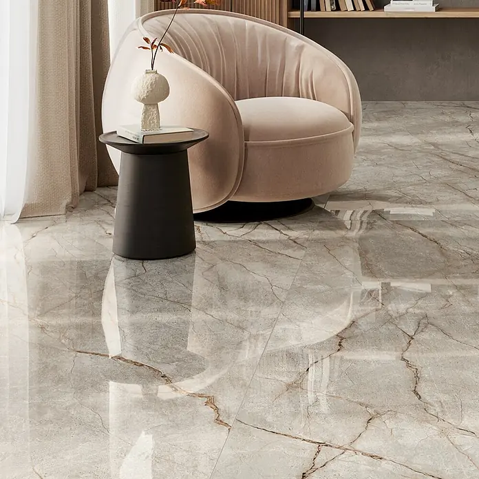 Corso Italia Feinsteinzeugfliese Crimson - 120 x 278 cm, Grau, Glänzend - Polierte, graue Bodenfliesen in Marmoroptik mit braunen Äderungen in modernem Interieur.