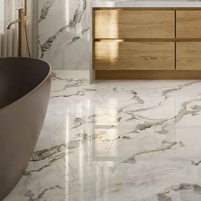 Corso Italia Feinsteinzeugfliese Lunar - 120 x 278 cm, Grau, Glänzend - Modernes Bad mit glänzenden hellen Marmoroptik-Boden- und Wandfliesen, einer dunklen freistehenden Badewanne und einem hellen Holzwaschtisch.