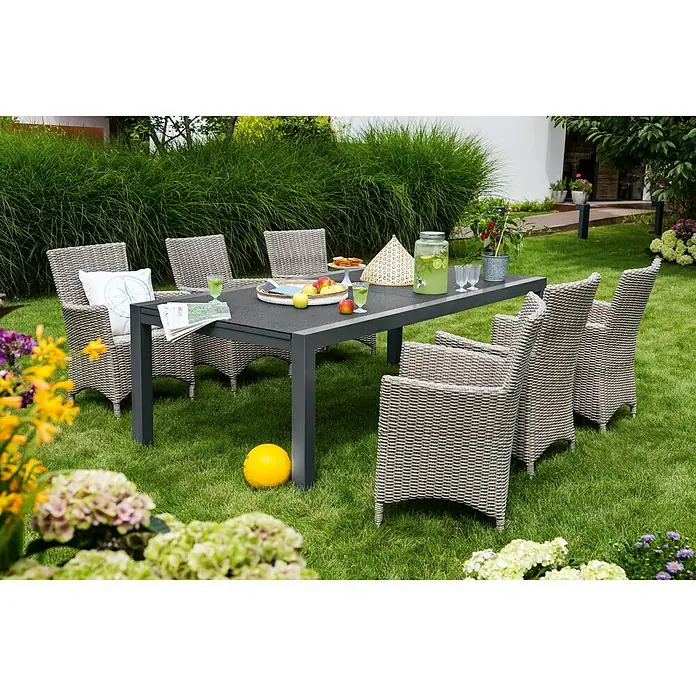 Sunfun Maja Mesa de jardín XL - L x An x Al: 280 x 100 x 75 cm, Aluminio, vidrio, Rectangular, Antracita, Extensible - Juego de comedor exterior con mesa y seis sillas de mimbre sobre césped, ideal para comidas al aire libre.