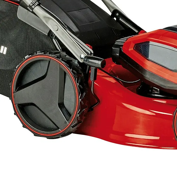Einhell Professional Akku-Rasenmäher GP-CM 36/47 S HW Li - 36 V, 4 Akkus, 4 Ah, Schnittbreite: 47 cm - Detailansicht eines roten Rasenmähers mit schwarzem Rad und Fangkorb. Präzise Rasenpflege für einen gepflegten Garten.