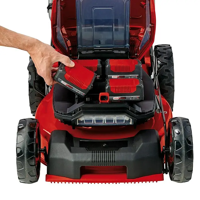 Einhell Professional Akku-Rasenmäher GP-CM 36/47 S HW Li - 36 V, 4 Akkus, 4 Ah, Schnittbreite: 47 cm - Einhell Akku-Rasenmäher im Detail mit eingesetztem Akku. Das Gerät ist rot und schwarz mit großen Rädern.