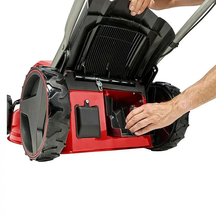 Einhell Professional Akku-Rasenmäher GP-CM 36/47 S HW Li - 36 V, 4 Akkus, 4 Ah, Schnittbreite: 47 cm - Detailansicht eines roten Rasenmähers mit geöffnetem Fach. Der Rasenmäher ist mit schwarzen Rädern und einem silbernen Griff ausgestattet.