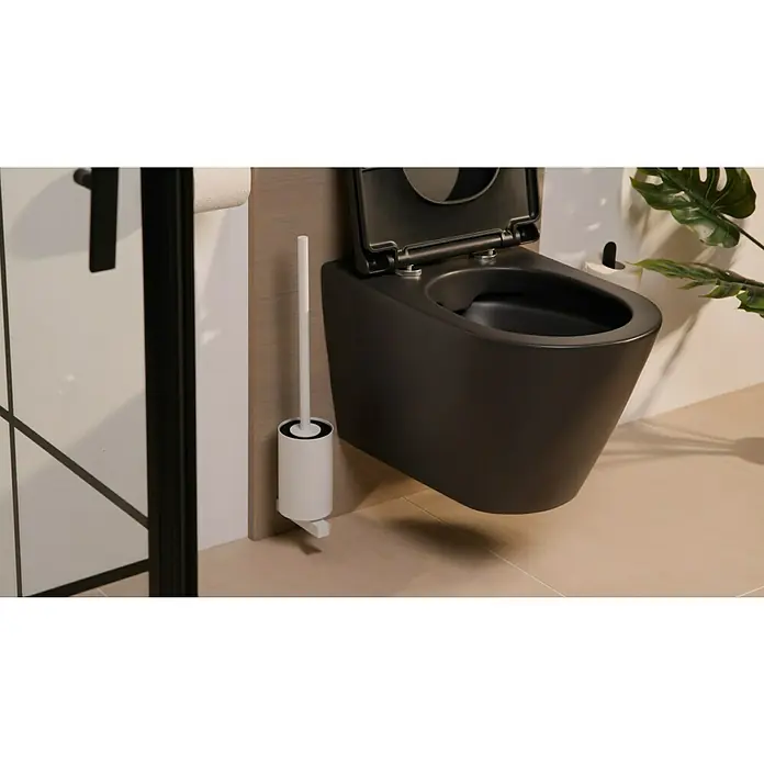 Zack Carvo WC-Bürstengarnitur - Weiß, Matt - Ein modernes Badezimmer mit einer wandhängenden, schwarzen Toilette und einem weißen Toilettenbürstenhalter an der Wand.