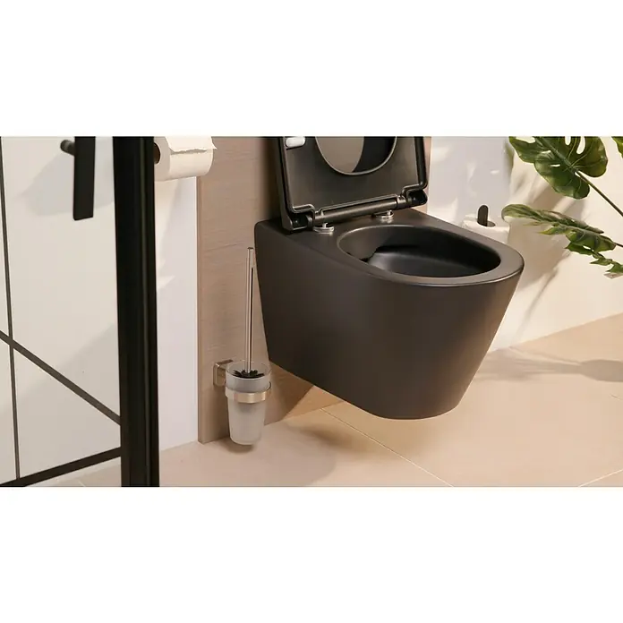 Tesa Esteetic WC-Bürstengarnitur - Mit Halterung, Glas, Verchromt - Nahaufnahme einer modernen, mattschwarzen Hänge-Toilette mit offenem Deckel in einem stilvollen Badezimmer.
