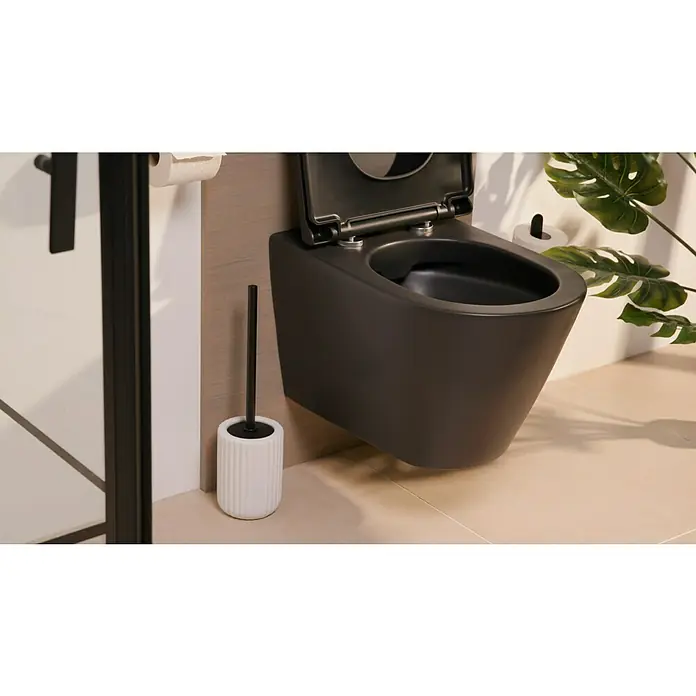 Wenko Belluno WC-BürstengarniturKeramik, Weiß - Eine moderne, schwarze Wandtoilette mit offenem Deckel, neben einer weißen Toilettenbürste in einem stilvollen Badezimmer.