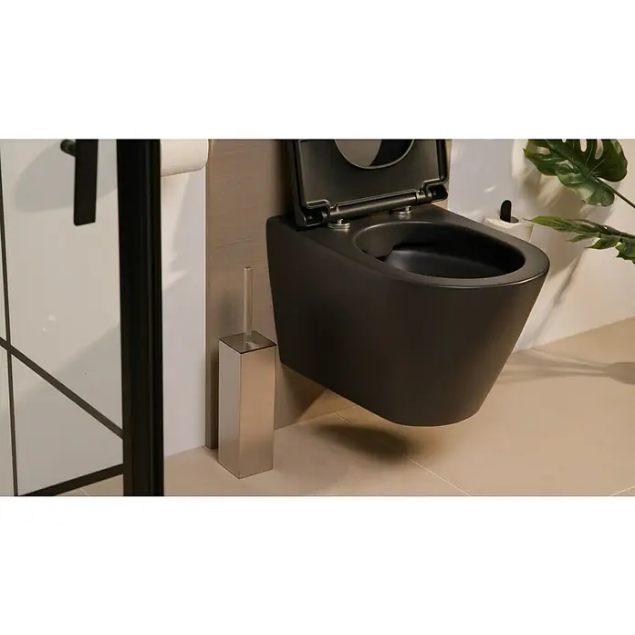 Zack Carvo WC-Bürstengarnitur - Ohne Halterung, Edelstahl, Edelstahl - Nahaufnahme einer modernen, wandhängenden, mattschwarzen Toilette mit offenem Deckel in einem Badezimmer mit stilvollem Zubehör.