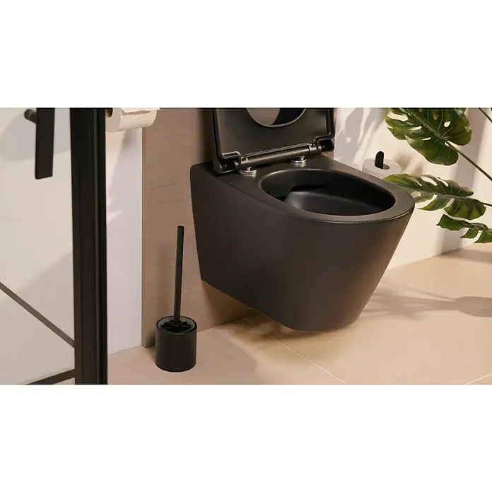 BAUHAUS WC-Bürstengarnitur Black - Stahl, Schwarz - Nahaufnahme einer modernen, mattschwarzen Toilette mit offenem Deckel, ergänzt durch eine passende Toilettenbürste.