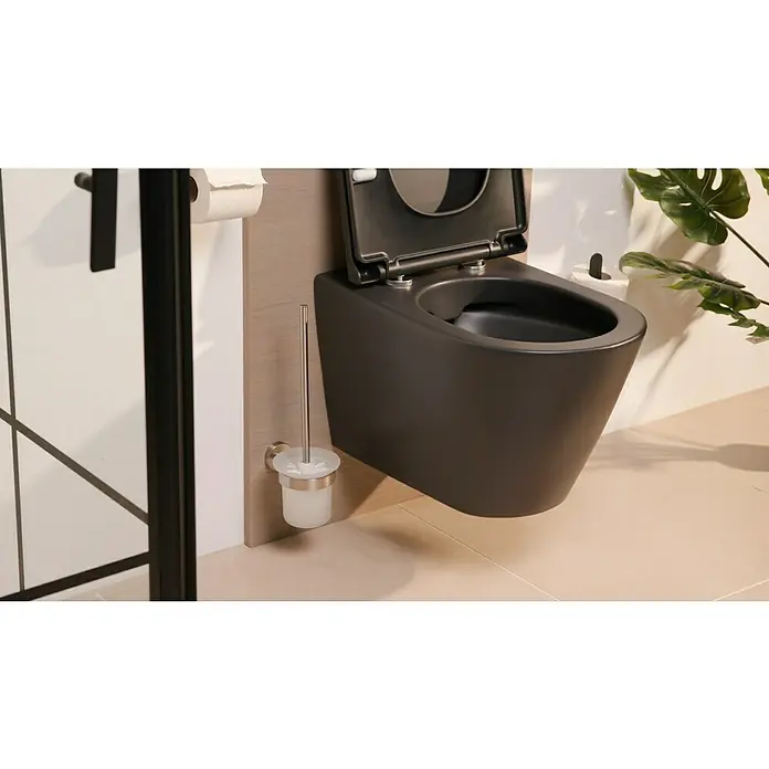 Tesa WC-Bürstengarnitur - Montageart: Kleben, Edelstahloptik - Nahaufnahme einer modernen, wandhängenden Toilette in Schwarz mit offenem Deckel und Toilettenbürste.
