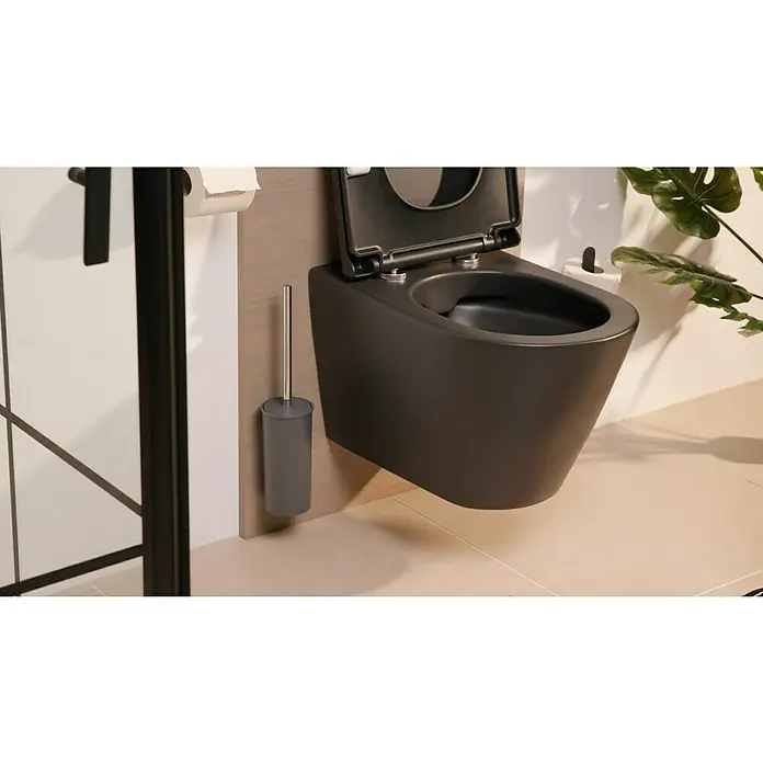 Keuco Collection Moll WC-Bürstengarnitur - Grau, Kunststoff - Nahaufnahme einer modernen, schwarzen Wandtoilette mit offenem Deckel in einem stilvollen Badezimmer.